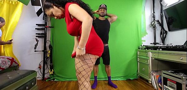  Queen RogueXXX begins her production (viewed from camera angle 1)